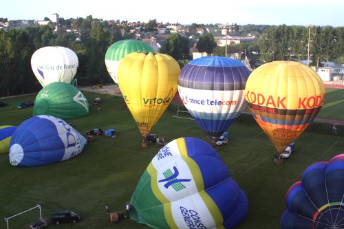 photo des ballons sur le terrain de lancement