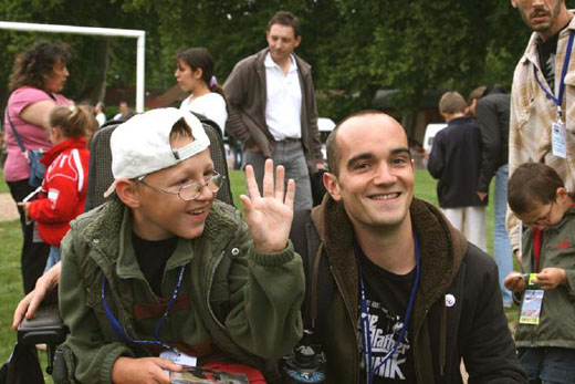 Aldebert au contact des enfants malades