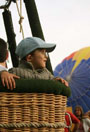 enfant à bord d'une montgolfière